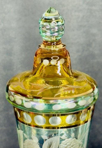 Pohár s žlutomodrou lazurou a rytinou