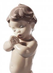 Figurka modlícího se chlapce