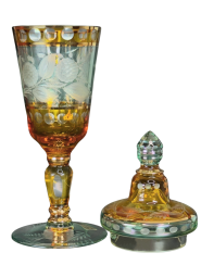 Pohár s žlutomodrou lazurou a rytinou