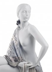 Figurka nahé ženy se šátkem. Stříbrný lesk