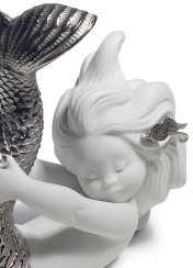 海上玩耍的美人鱼小雕像。银色光泽