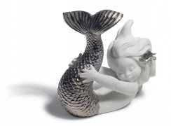 Figurita de sirena jugando en el mar. Lustre de plata