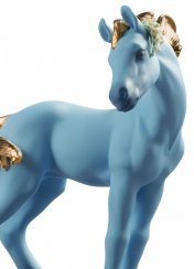 马的塑像。蓝色。限量版