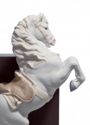 Figurka koně na Courbette