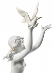和平奉献的女人小雕像。白的
