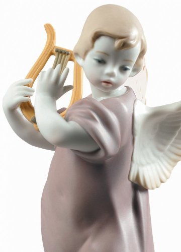 Figurka anděla s lyrou