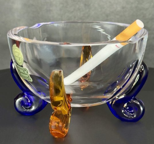 Popelník s barev. nožkami