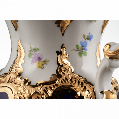 B-forma královsky modrá zlatá bronzová posetá květy - Konvička na mléko