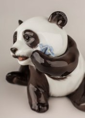 快乐的熊猫小雕像