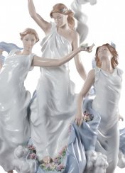 庆祝春天的女性雕塑。限量版