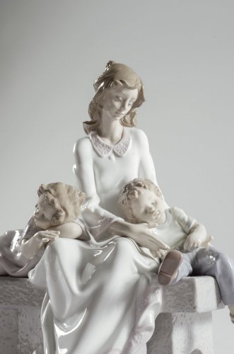 Porcelain figurine - Mom with children