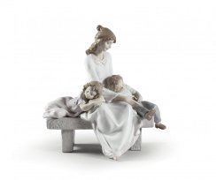 Porcelain figurine - Mom with children