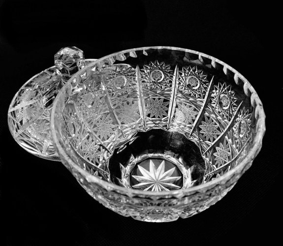Broušená dóza - Výška 17cm / Průměr 14cm