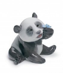 快乐的熊猫小雕像
