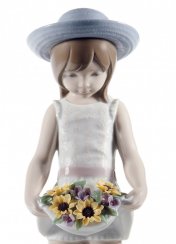 满是鲜花的裙子女孩塑像。60周年纪念