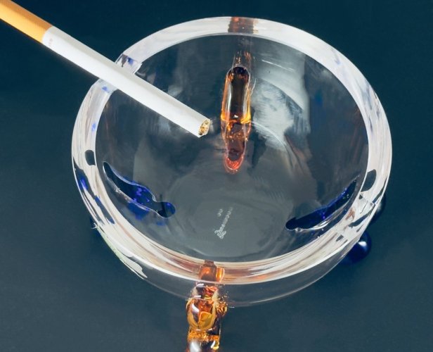 Popelník s barev. nožkami