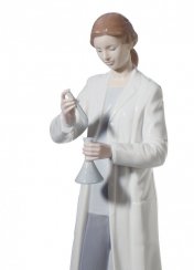 Figurka ženy v laboratoři