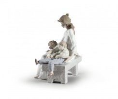 Porcelain figurine - Mom with children