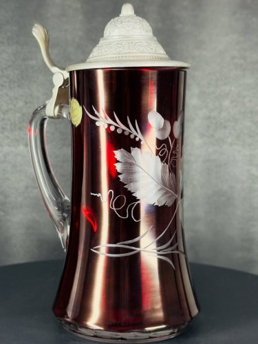 Korbel s cínovým víkem rubínovou lazurou a rytým motivem žaludy