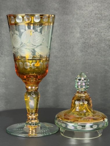 Pohár s žlutomodrou lazurou a rytinou