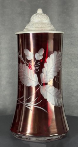 Korbel s cínovým víkem rubínovou lazurou a rytým motivem žaludy