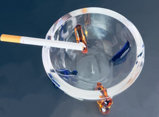 Popelník s barev. nožkami