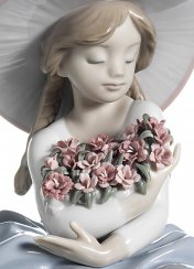Figurka dívky s voňavou kyticí
