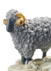 Porcelánová figurka berana. Zlatý lesk