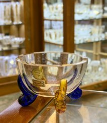 Popelník s barev. nožkami