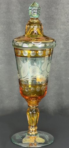 Pohár s žlutomodrou lazurou a rytinou