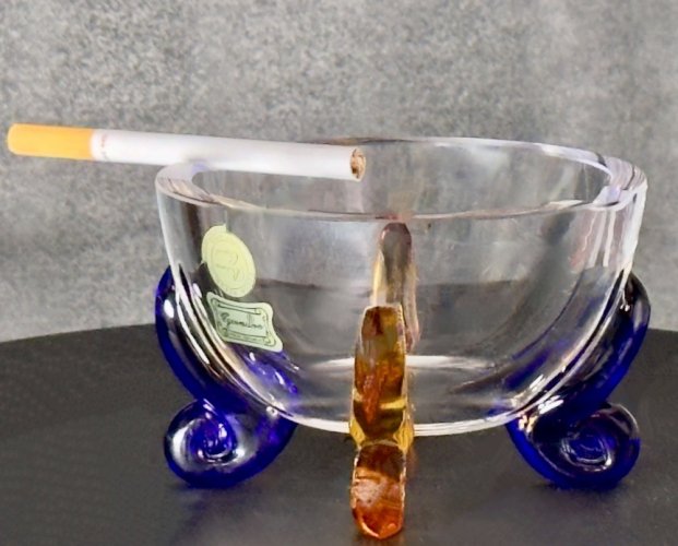 Popelník s barev. nožkami