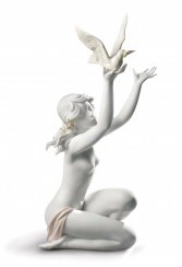 和平奉献的女人小雕像。白的